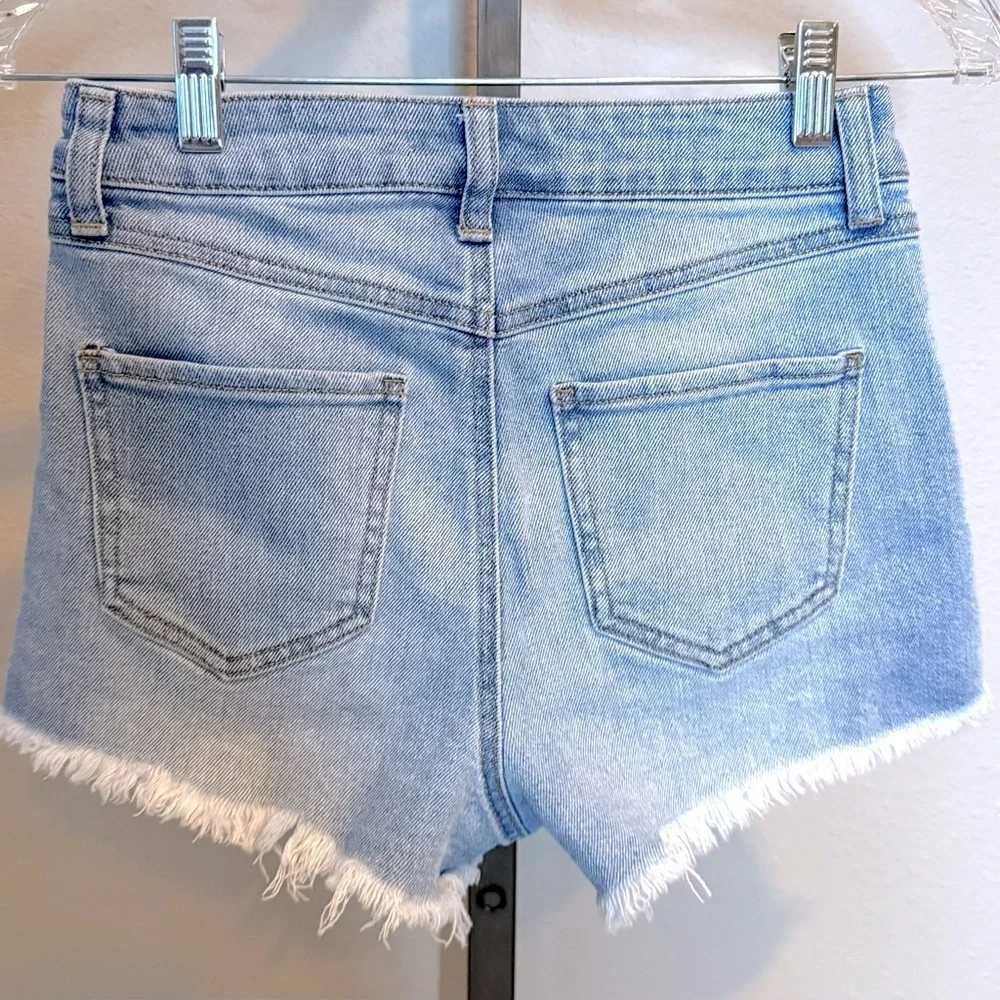 Sincerely Jules size 1/25 light wash denim shorts with fringe hem